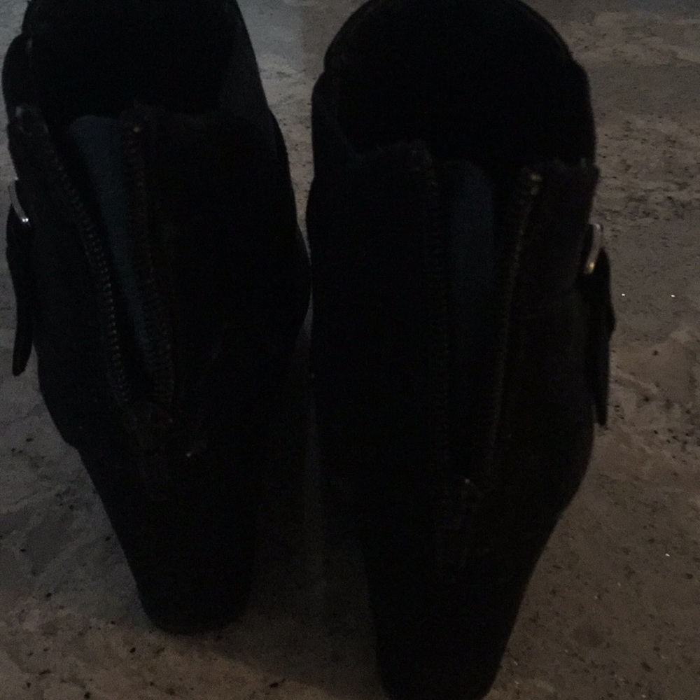 Shoes - Picture 2 of 3